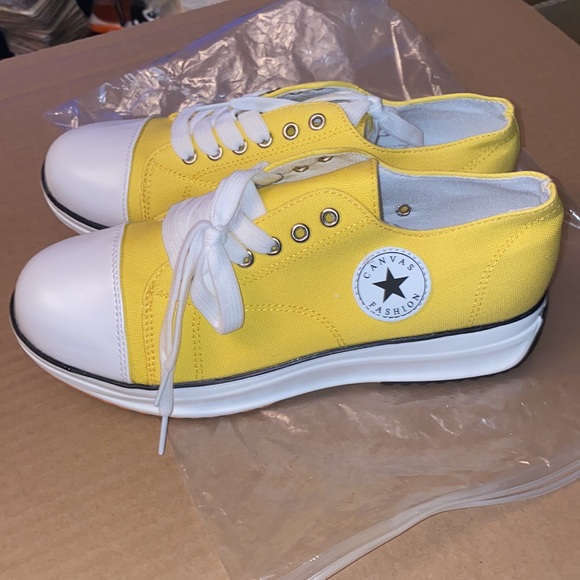 Canvas Chic Me Sneakers - Picture 2 of 8